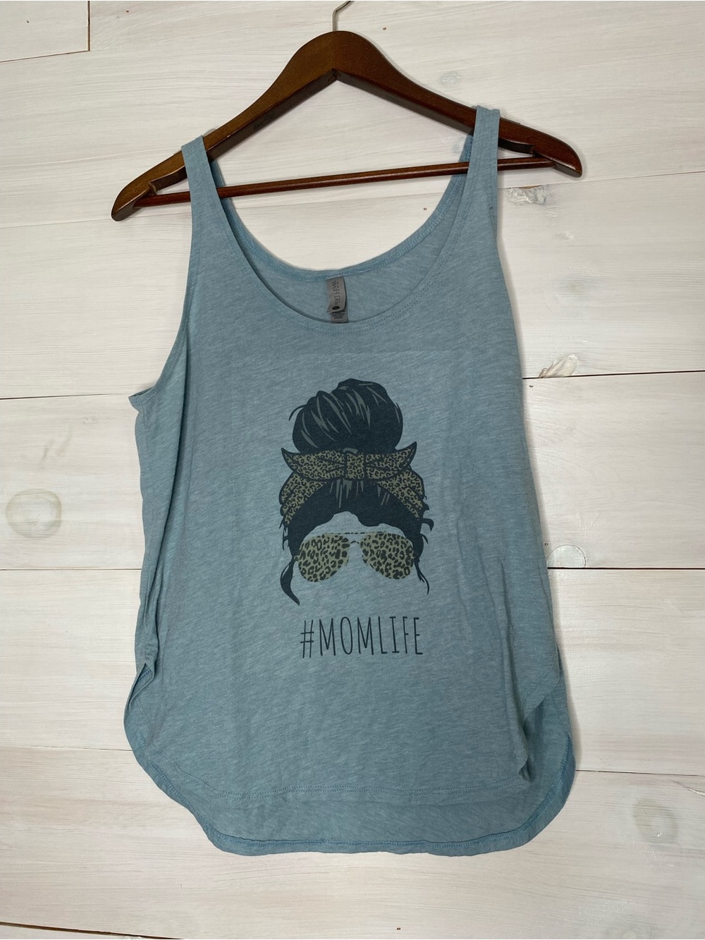 #MOMLIFE Women's Sleeveless Graphic Tank Top - Dusty Blue